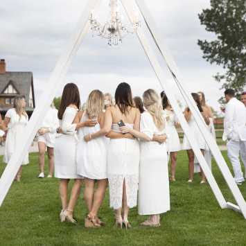 How to invite your friends to Dîner en Blanc!