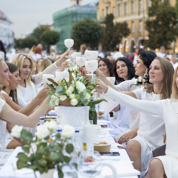 Elegantiškos vasaros palydėtuvės: penktoji jubiliejinė „Le Dîner en Blanc“ vakarienė nudažė Vilniaus rotušės aikštę